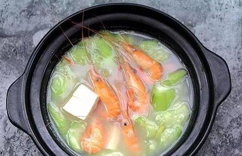 吃瓜排丝瓜汤,吃瓜排丝瓜汤，清爽滋补一夏