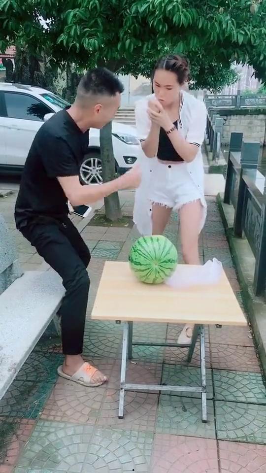 吃西瓜大哥单手劈瓜,吃西瓜大哥的惊人技艺